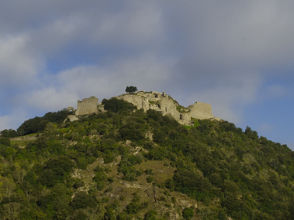 Au pied du château cathare de Termes (Termenès, Corbières, Aude, Pays cathare ; photographie : Philippe Contal, 2014)