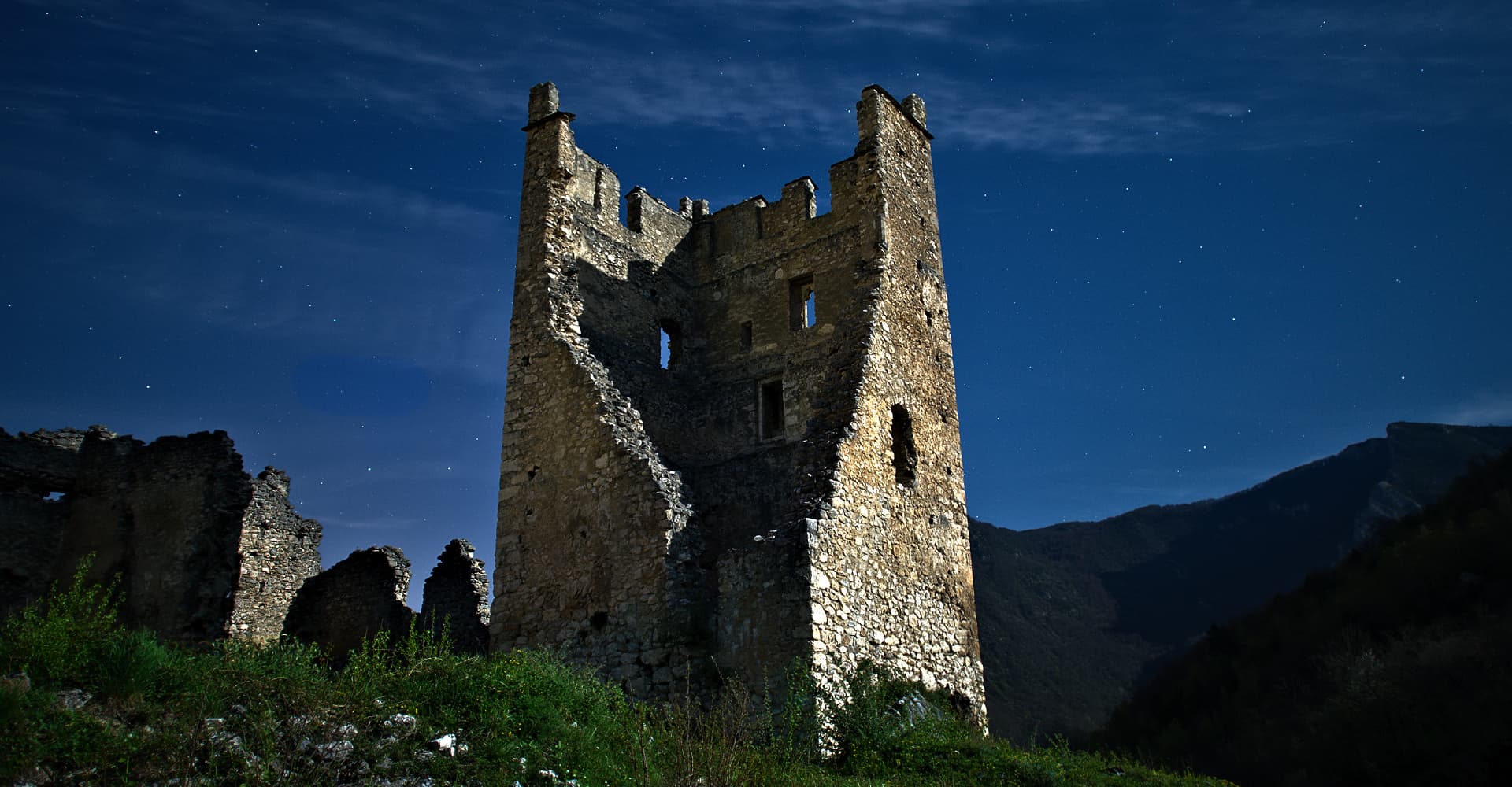 Le château de Miglos, éclairé par la pleine lune (photographie : Philippe Contal, 2014 ; coup de cœur et 5ᵉ place au concours Wiki Loves Monuments France 2019 sur 8 330 images)
