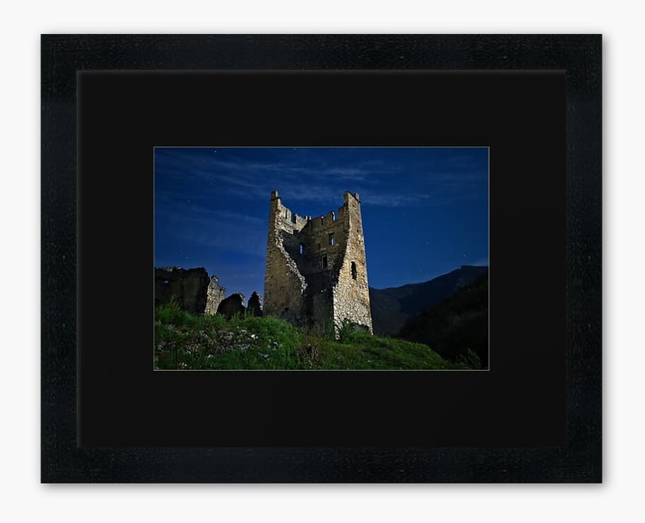 Le château de Miglos (Ariège) sous les étoiles, éclairé par le lumière de la pleine lune (14 avril 2014 à 21 h 48 ;  coup de cœur et 5ᵉ place au concours Wiki Loves Monuments France 2019 sur 8 330 images)