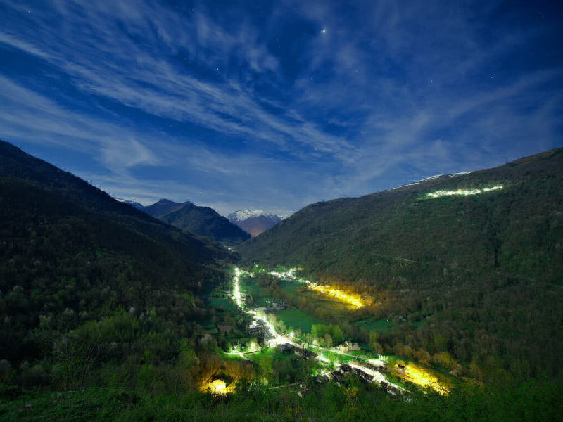 Vue nocturne de la vallée de Vicdessos depuis le château de Miglos (Ariège ; photographie : Philippe Contal, 2014)