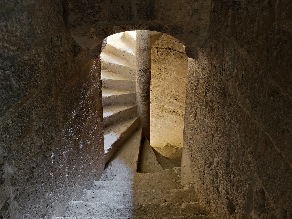 Vue intérieure du donjon (escalier) du château cathare de Quéribus (Corbières, Aude ; photographie : Philippe Contal, 2014)