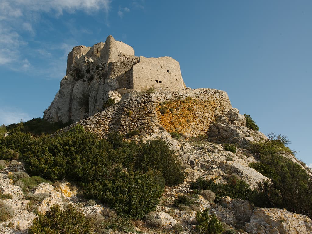 Vue en contreplongée du château cathare de Quéribus (Corbières, Aude ; photographie : Philippe Contal, 2014)