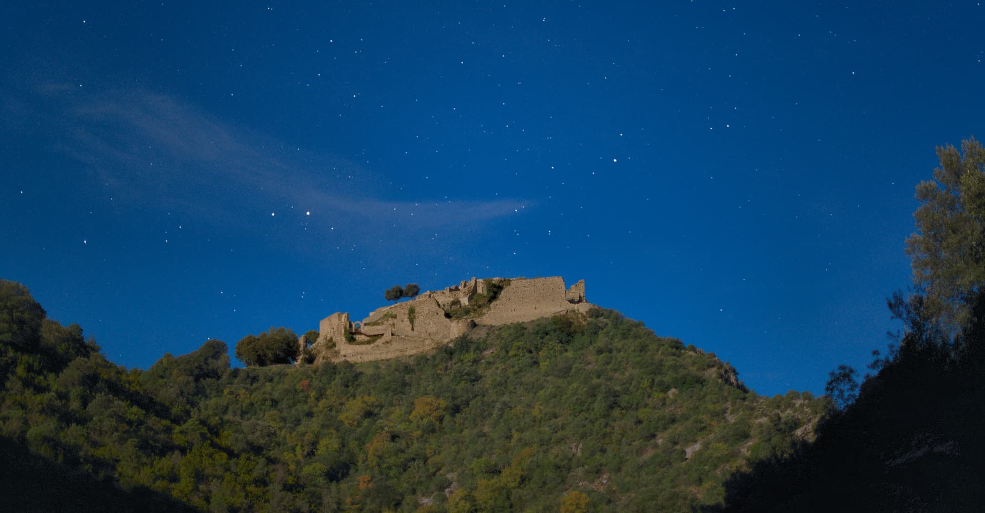 Le château de Termes sous la pleine lune, peu avant son éclipse totale (photographie : Philippe Contal, 2015)