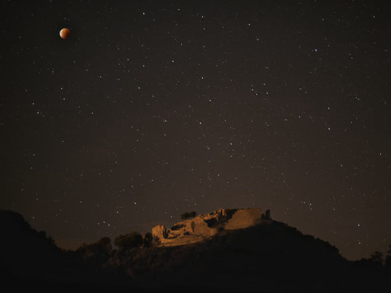 Éclipse totale de la lune, le 28 septembre 2015 à 3 h 42, au château de Termes (Termenès, Corbières, Aude, Pays cathare ; photographie : Philippe Contal, 2015)
