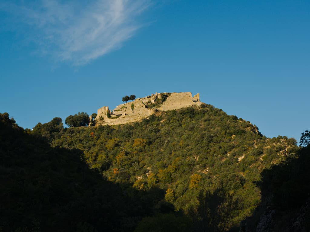 Quelques heures après l'éclipse totale de la lune, le château de Termes brille dans la lumière jaune du soleil levant (Termenès, Corbières, Aude, Pays cathare ; photographie : Philippe Contal, 2015)