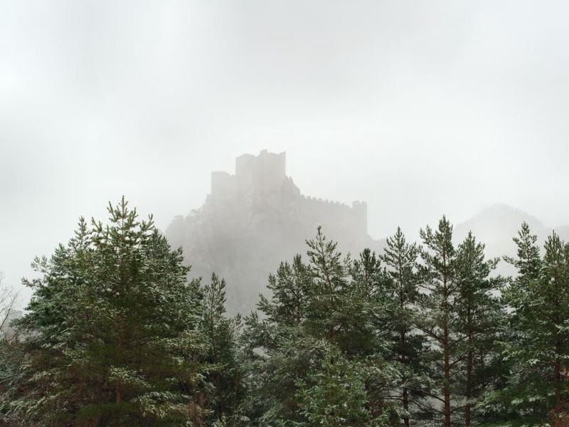 La citadelle de Puilaurens pendant l'hiver, avec un mince voile de neige (photographie : Philippe Contal, 2016)