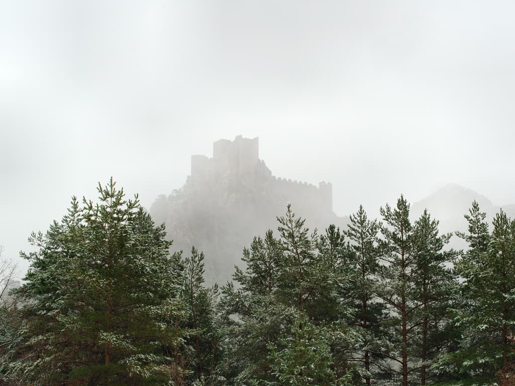 La citadelle de Puilaurens pendant l'hiver, avec un mince voile de neige (photographie : Philippe Contal, 2016)