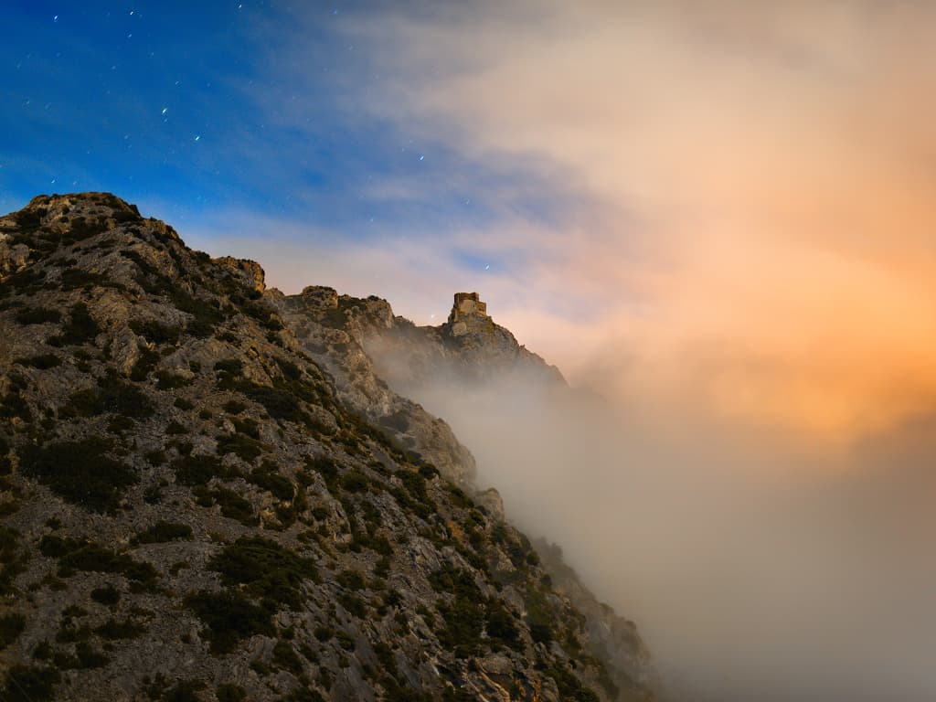 Le château cathare de Quéribus en vue nocturne depuis la route qui relie Cucugnan et Maury (Corbières, Aude ; photographie : Philippe Contal, 2016)