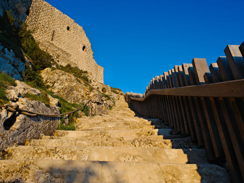 Escalier Saint-Louis qui mène à la partie haute de la forteresse de Peyrepertuse (phographie : Philippe Contal, 2016)
