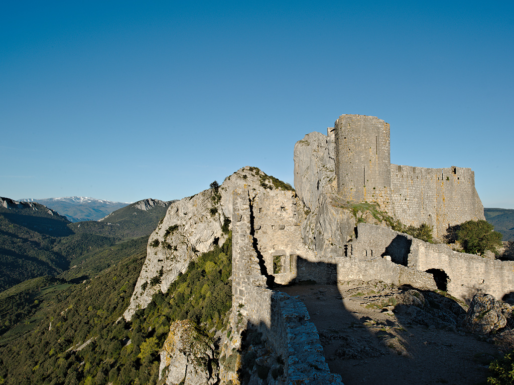 Le Donjon Vieux au lever du jour, avec vue sur les Pyrénées enneigées (photographie : Philippe Contal, 2016)
