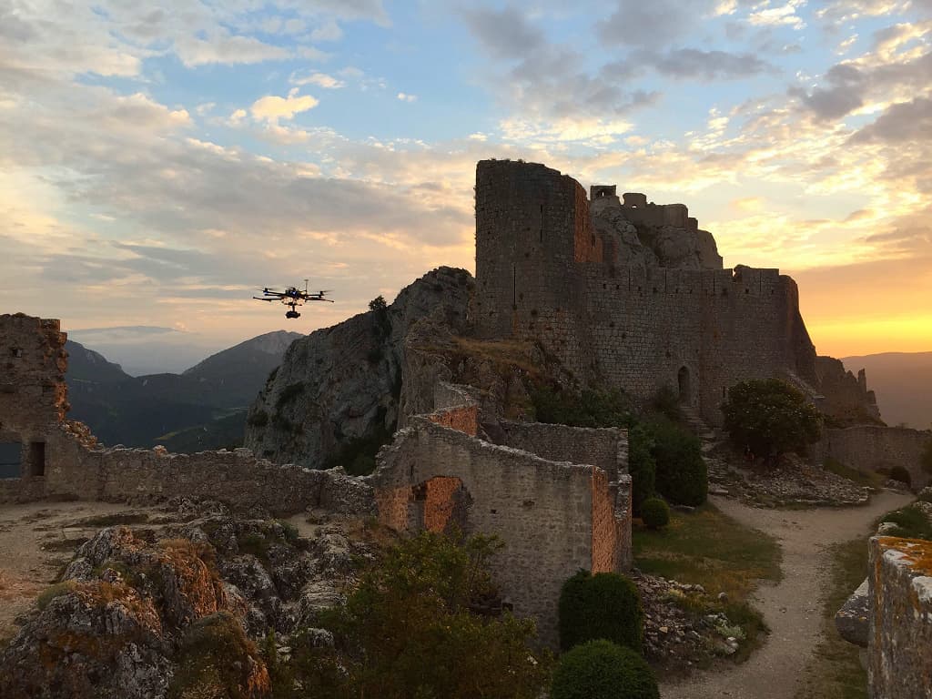 Tournage (drone) pour Cap Sud Ouest au cœur du château de Peyrepertuse (photographie : Philippe Contal, 2016)