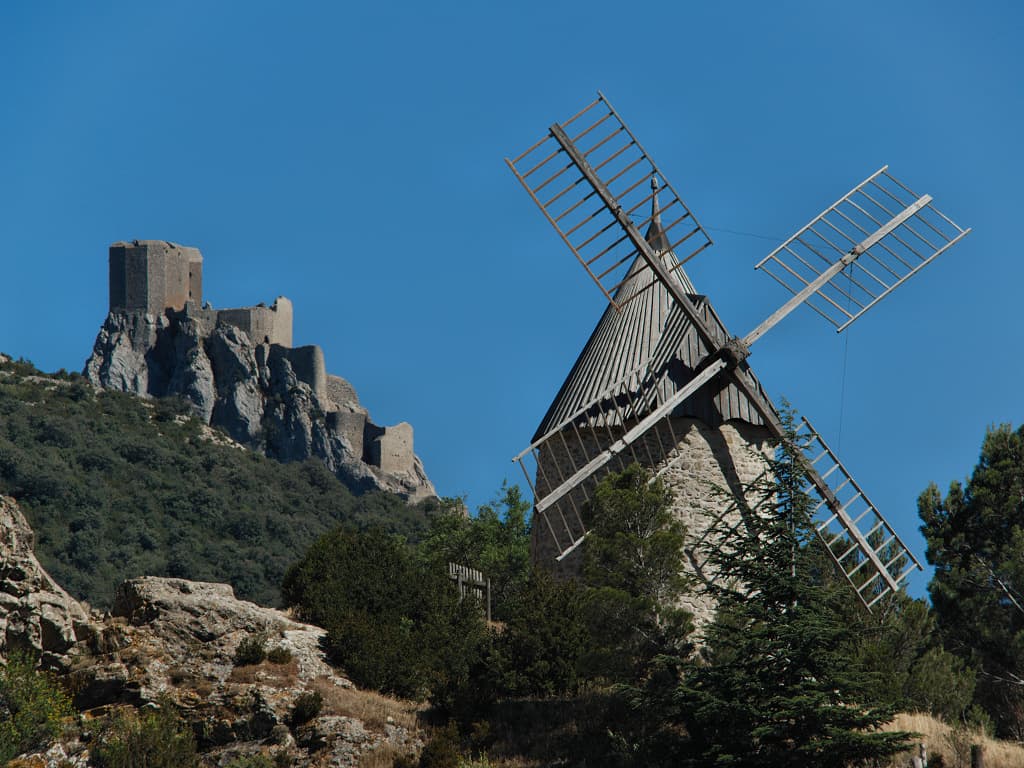 Le Moulin de Cucugnan et la citadelle cathare de Quéribus pris au téléobjectif (Corbières, Aude ; photographie : Philippe Contal, 2016)