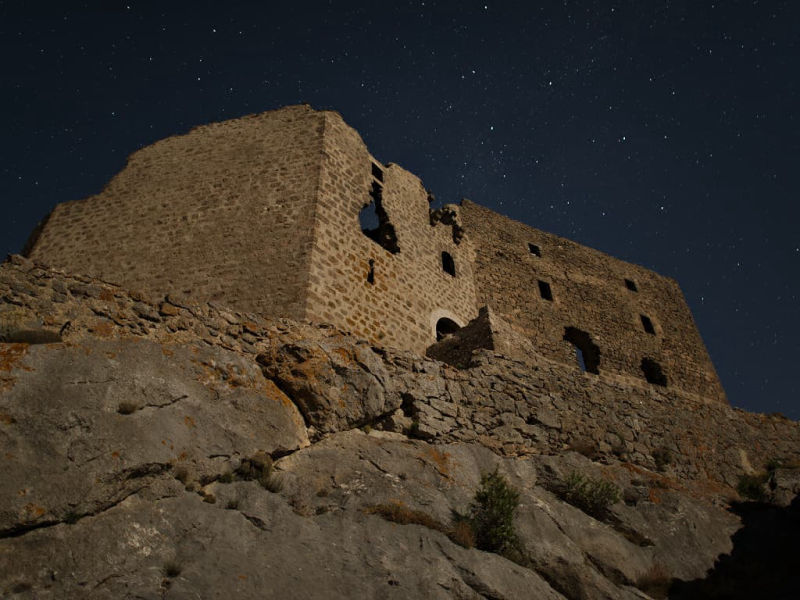 Le donjon de la citadelle de Quéribus en vue nocturne (Corbières, Aude ; photographie nocturne : Philippe Contal, 2016)