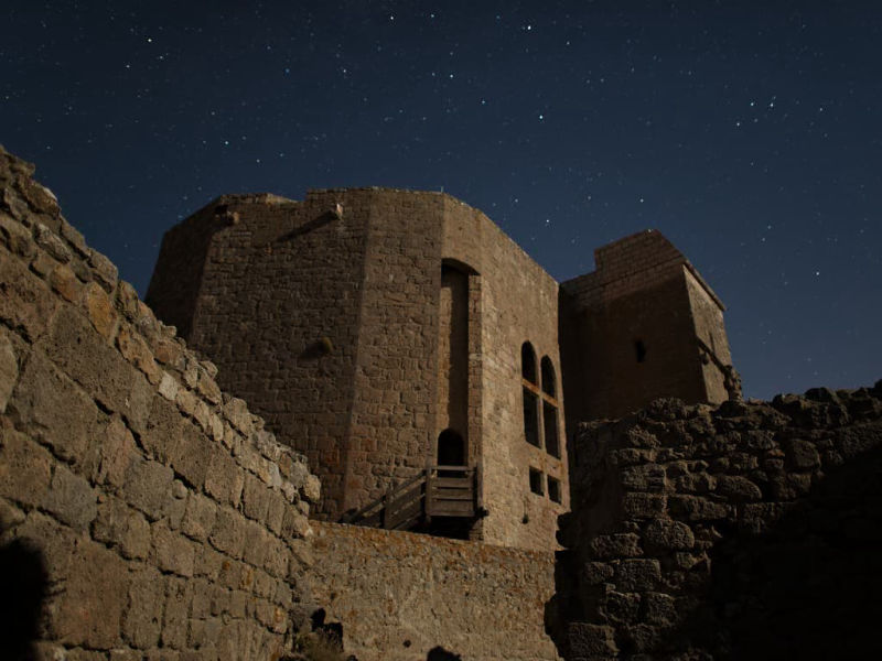 Vue nocturne du donjon de Quéribus, forteresse cathare (Corbières, Aude ; photographie : Philippe Contal, 2016)