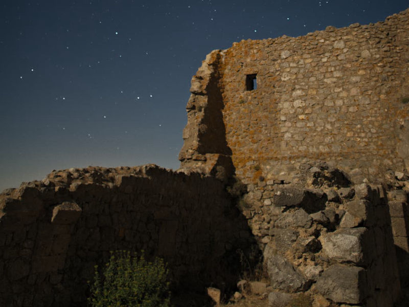 Les murs de la citadelle cathare de Quéribus sous la pleine lune (Corbières, Aude ; photographie : Philippe Contal, 2016)