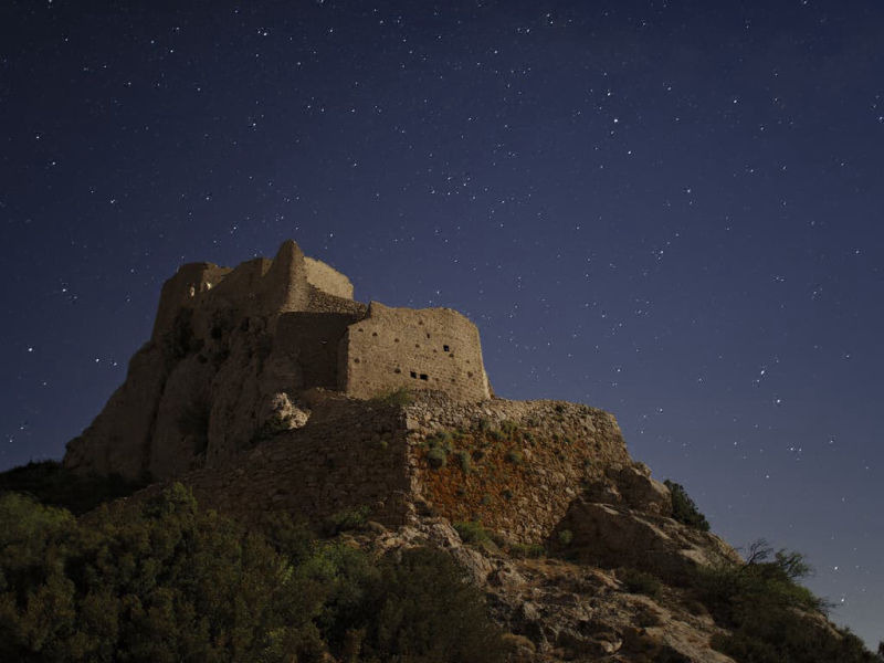 La citadelle de Quéribus en contreplongée nocturne, éclairée par la pleine lune (Corbières, Aude ; photographie : Philippe Contal, 2016)