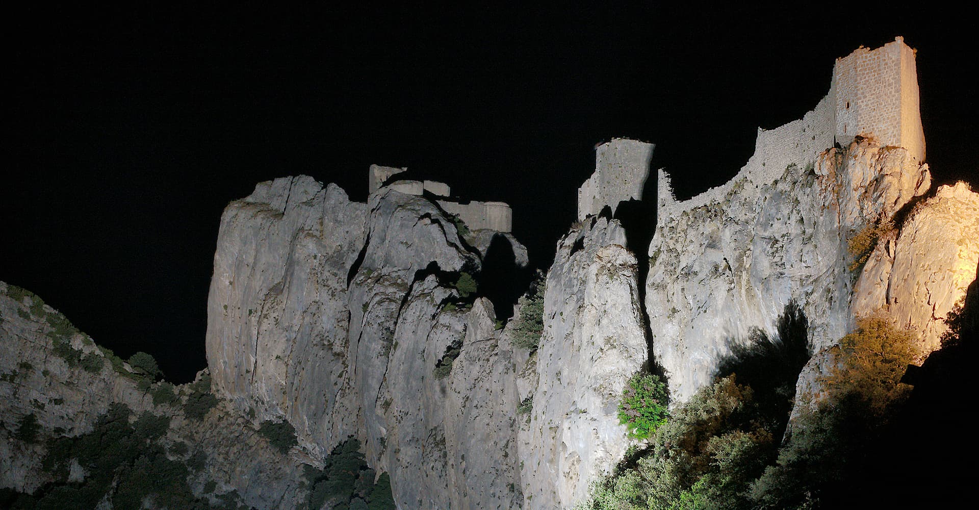 Le château cathare de Peyrepertuse en vue nocturne, depuis bâtiment d'accueil (photographie : Philippe Contal, 2018)