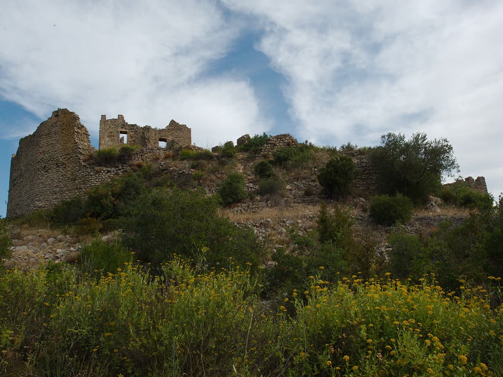 Le château médiéval de Padern (Aude, Pays cathare ; photographie : Philippe Contal, 2019)