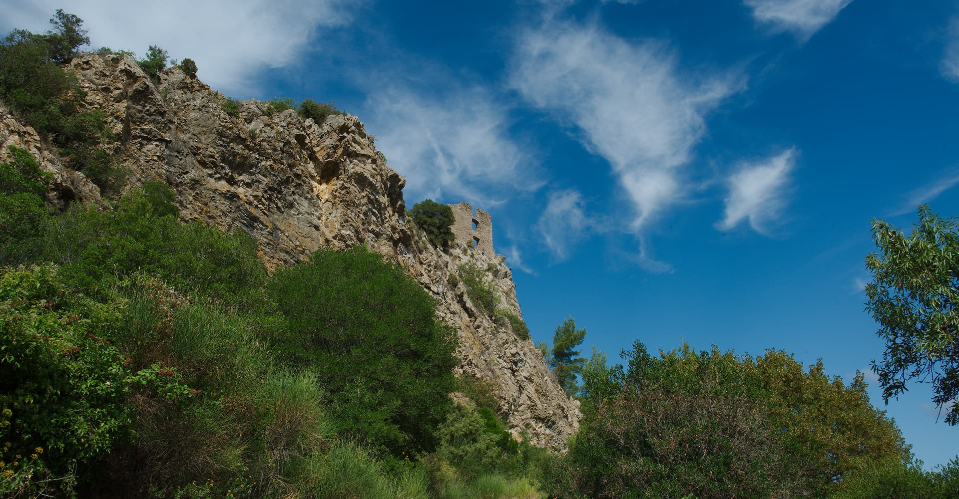 Le château de Padern en contreplongée depuis la chapelle du village (photographie : Philippe Contal, 2019)