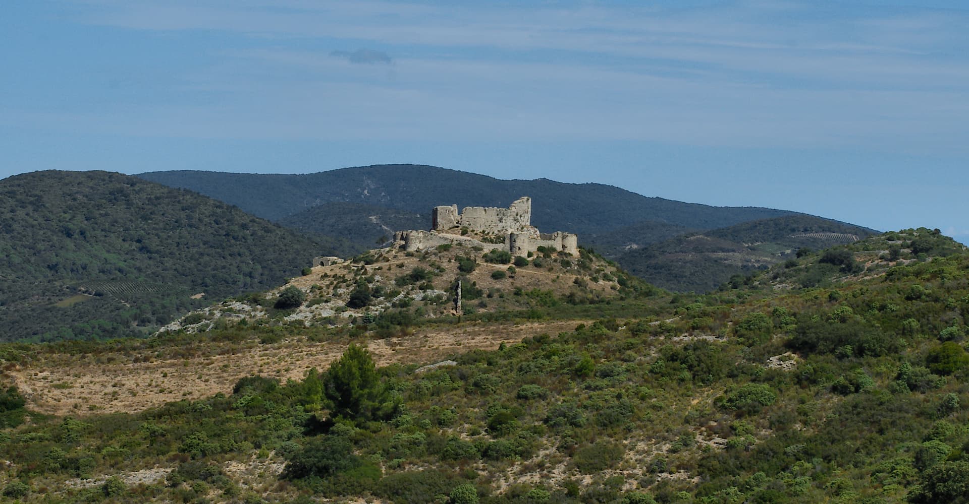 Le château cathare d'Aguilar, depuis le point d'observation sur la route qui relie Tuchan à Vingrau (photographie : Philippe Contal, 2019)