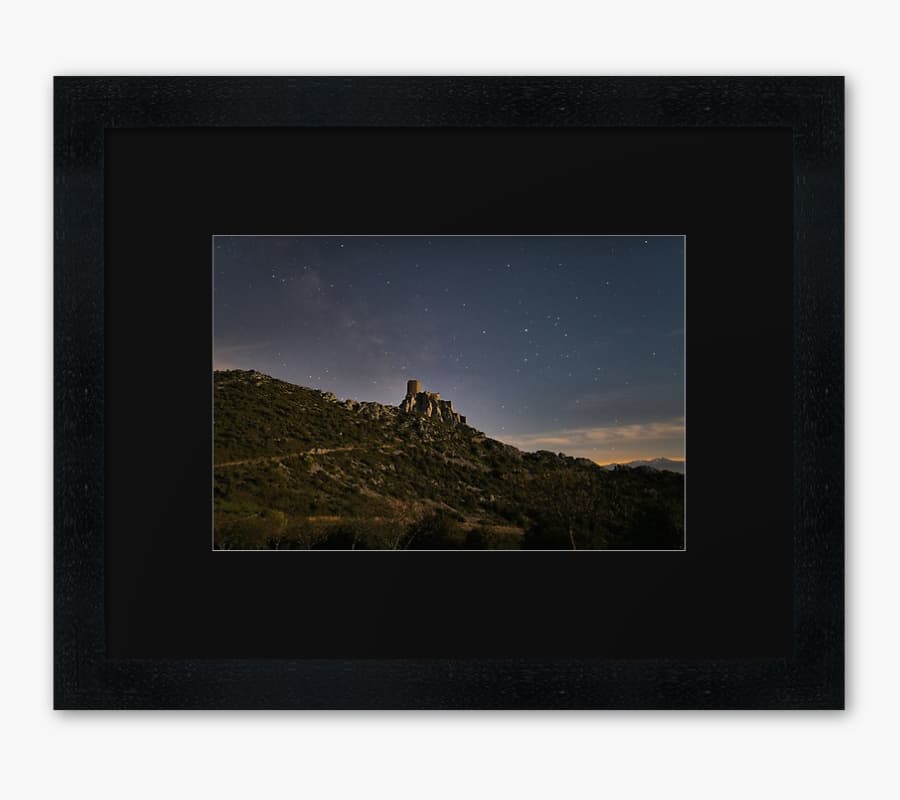 Photographie nocturne (19 avril 2016 à 4 h 39) avec l’éclairage naturel de la lune (91 %) | Le fin voile lumineux qui semble s'échapper de la silhouette de Quéribus est la Voie Lactée (9ᵉ place au concours Wiki Loves Monuments 2017 sur 245 000 images)