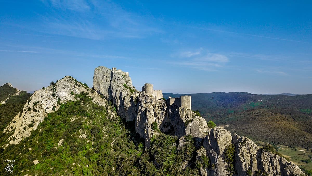 La citadelle de Peyrepertuse (Corbières, Aude), en vue aérienne par drone (photographie : Dron'Oc, 2019)