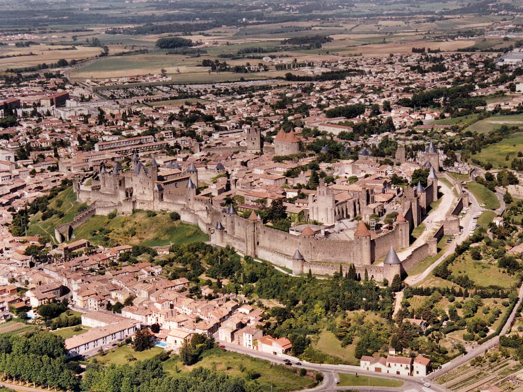 La Cité médiévale de Carcassonne vue du ciel (Aude, Pays cathare ; photographie : Philippe Contal, 1997)