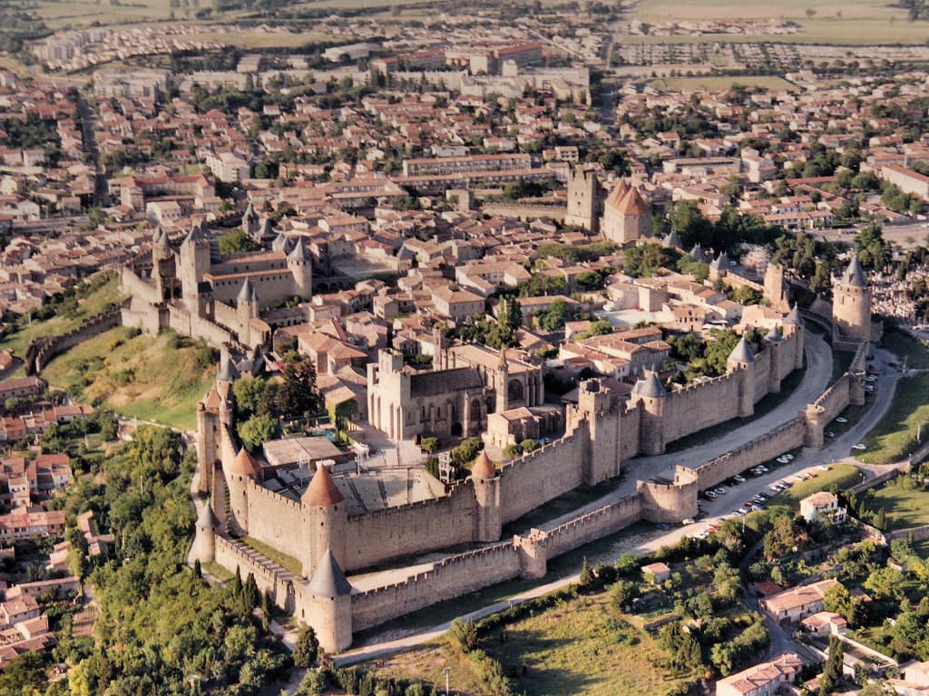 La Cité médiévale de Carcassonne vue du ciel (Aude, Pays cathare ; photographie : Philippe Contal, 1997)