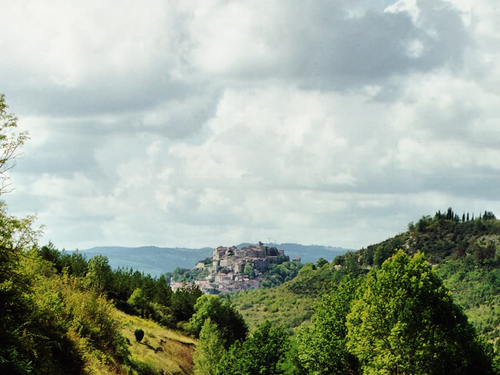 Cité médiévale de Cordes-sur-Ciel (Tarn ; photographie : Philippe Contal, 1997)