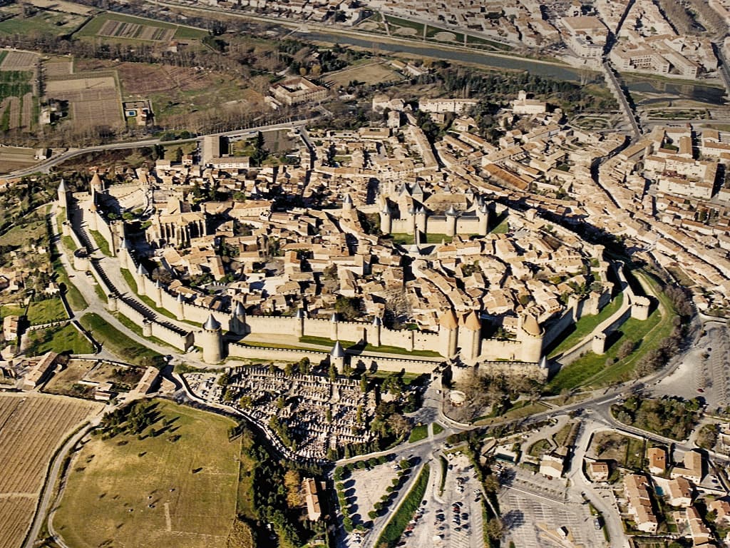 La Cité médiévale de Carcassonne vue du ciel (Aude, Pays cathare ; photographie : Philippe Contal, 1998)
