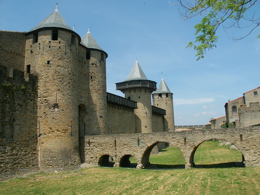 Le Château comtal (vicomtal) de la Cité médiévale de Carcassonne (Aude, Pays cathare ; photographie : Philippe Contal, 2004)