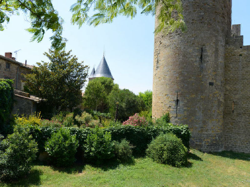 Au pied du Château comtal (ou vicomtal) de la Cité médiévale de Carcassonne (Aude, Pays cathare ; photographie : Philippe Contal, 2013)