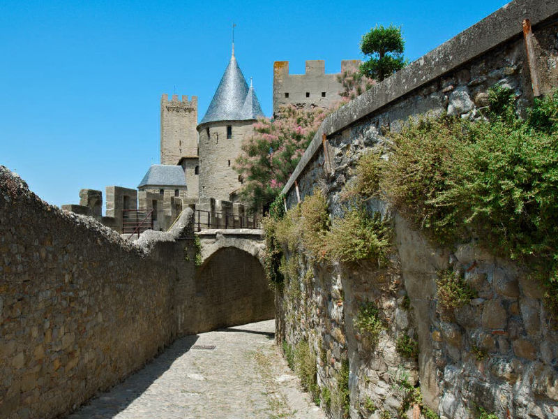 Ruelle et fortification au cœur de la Cité médiévale de Carcassonne (Aude, Pays cathare ; photographie : Philippe Contal, 2015)