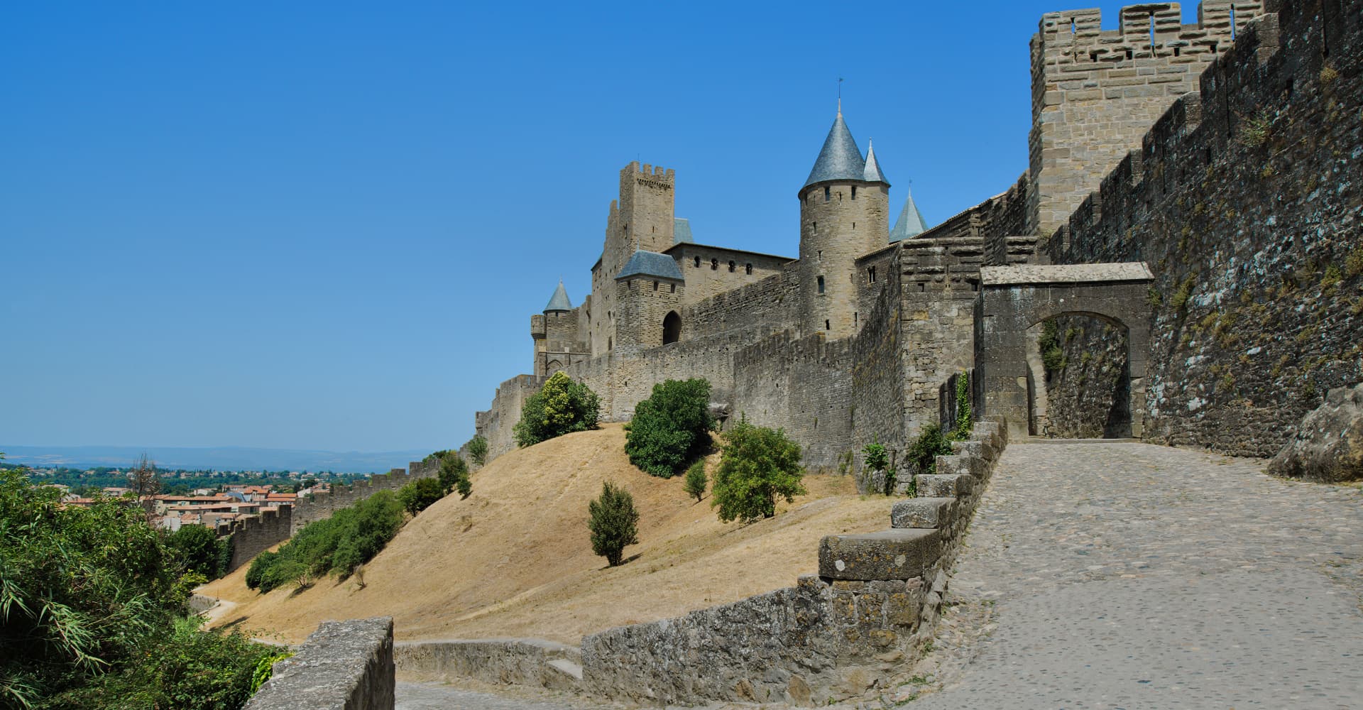 La Porte d'Aude et remparts de la Cité médiévale de Carcassonne (Aude, Pays cathare ; photographie : Philippe Contal, 2015)
