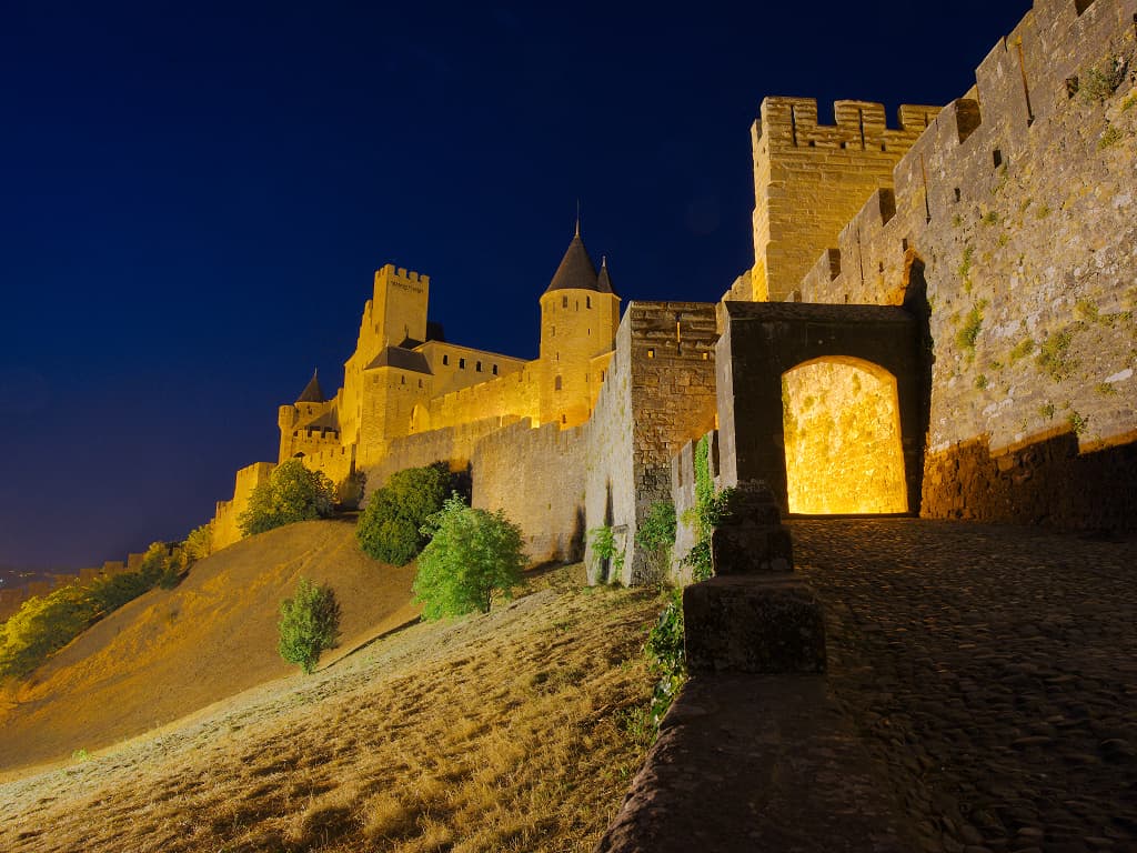 Vue nocturne d la Porte d'Aude et des remparts de la Cité médiévale de Carcassonne (Aude, Pays cathare ; Philippe Contal, 2015)