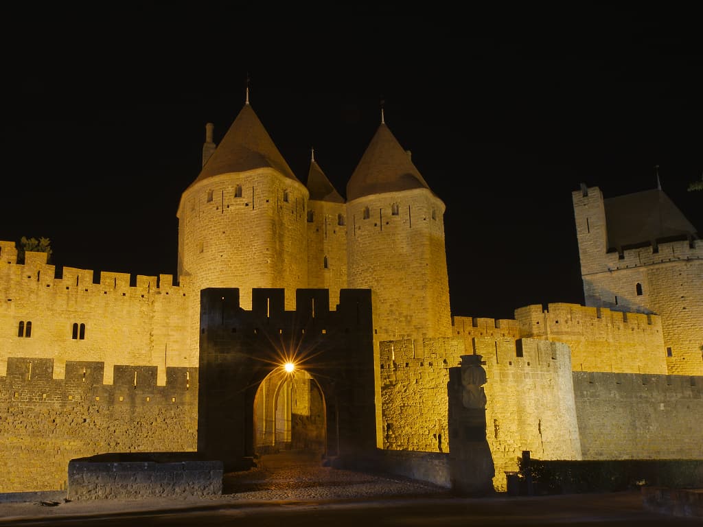 La Porte narbonnaise en vue nocturne (Aude, Pays cathare ; photographie : Philippe Contal, 2015)
