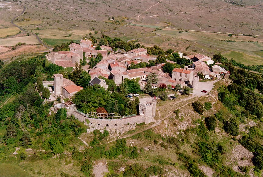 Vue d'avion du village de Rennes-le-Château (Aude, Pays cathare, Occitanie, France ; photographie aérienne : Philippe Contal, 1997)