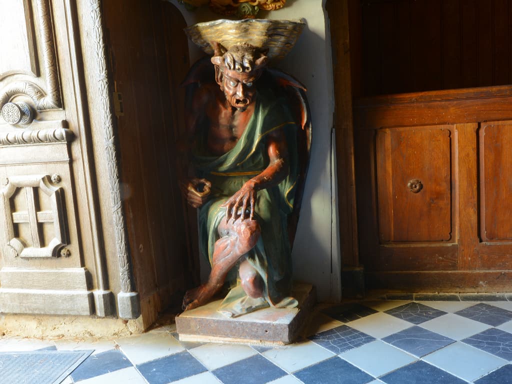 Le « diable » de Rennes-le-Château, bénitier à l'entrée de l'église Sainte-Marie-Madeleine (Aude, Pays cathare, Occitanie, France ; photographie : Philippe Contal, 2013)