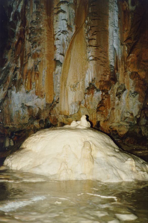 Concrétion calcaire dans la grotte de Lombrives appelée « Tombeau de Pyrène »