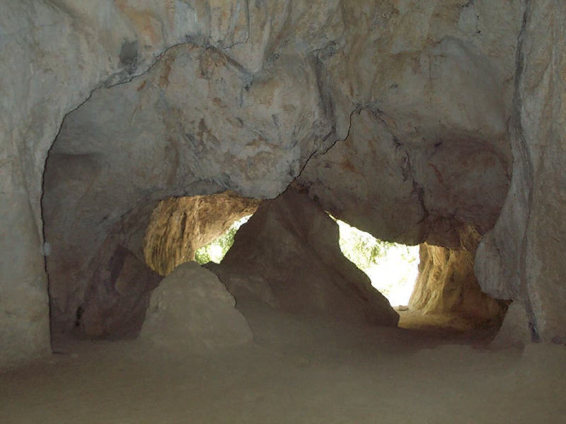 Ouverture en contrejour d'une cavité souterraine de la Vallée d'Ussat-les-Bains (Ariège ; photographie : Philippe Contal, 2001)
