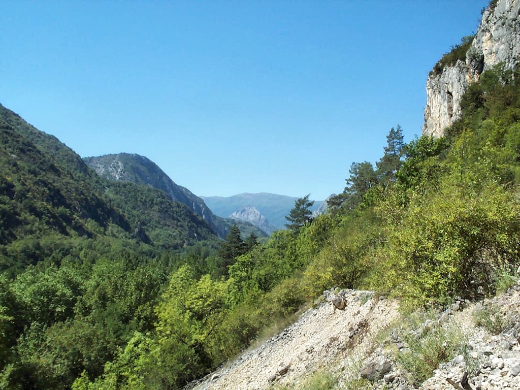 La Vallée de l'Ariège (USsat-les-Bains ; photographie : Philippe Contal, 2001)