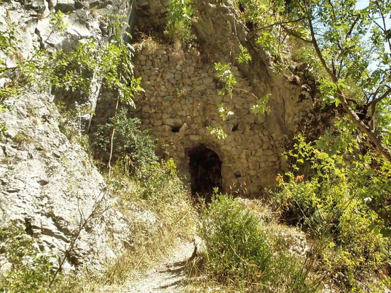 Grotte fortifiée (spoulga) d'Ornolac (appelée également « Bethléem », vallée de l'Ariège ; photographie : Philippe Contal, 2001)
