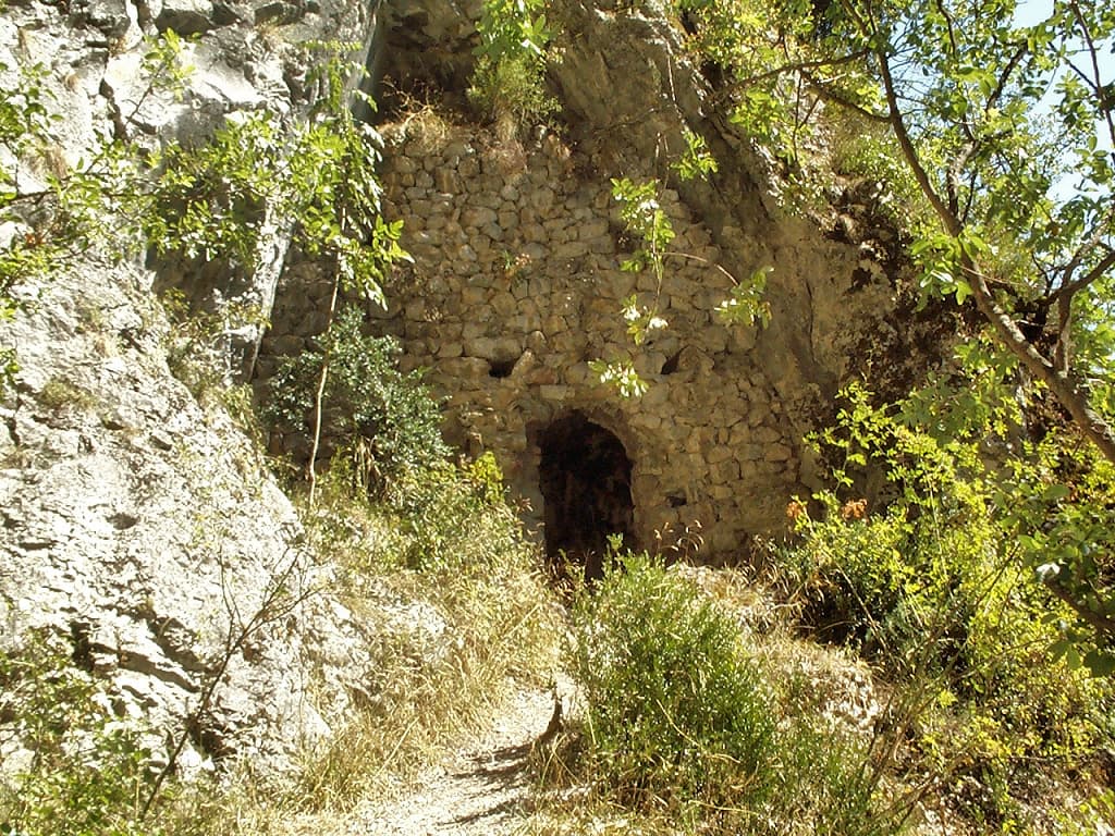 Grotte fortifiée (spoulga) d'Ornolac (appelée également « Bethléem », vallée de l'Ariège ; photographie : Philippe Contal, 2001)