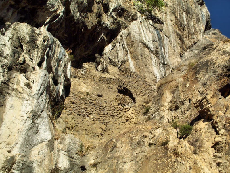 Spoulga (grotte fortifiée) de Bouan, dans la Vallée de l'Ariège (Ussat-les-Bains ; photographie : Philippe Contal, 2001)