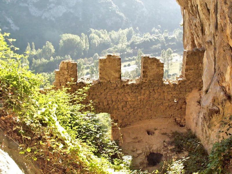Fortification de la spoulga de Bouan (Vallée de l'Ariège ; photographie : Philippe Contal, 2001)