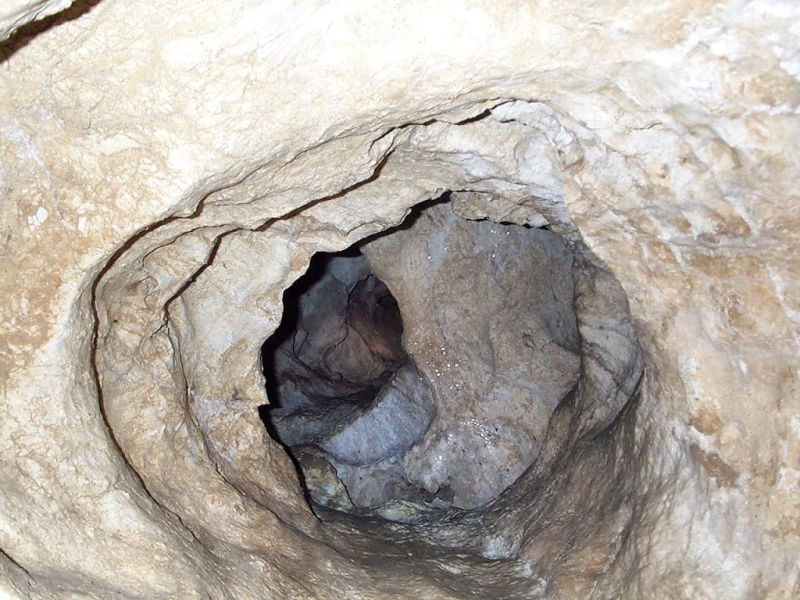 Couloir intérieur de la spoulga de Bouan (Vallée de l'Ariège ; photographie : Philippe Contal, 2001)