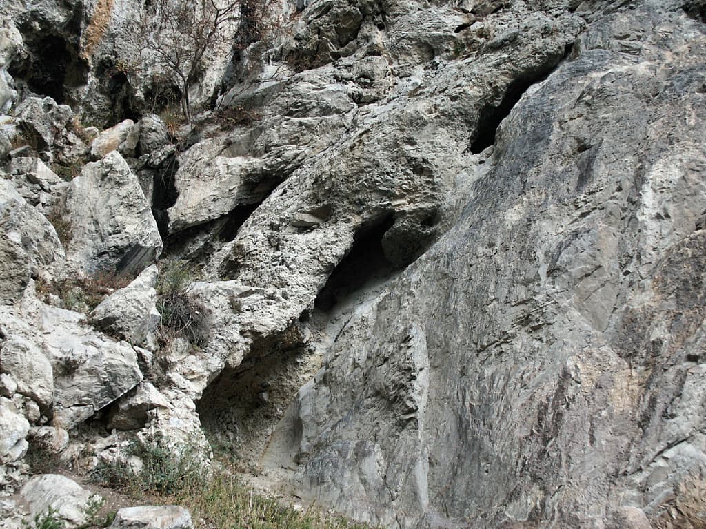 La tarasque, à l'origine du nom de Tarascon-sur-Ariège ? Le dragon pétrifié dort à jamais à l'entrée de la spoulga d'Ornolac (Ariège ; photographie : Philippe Contal, 2001)