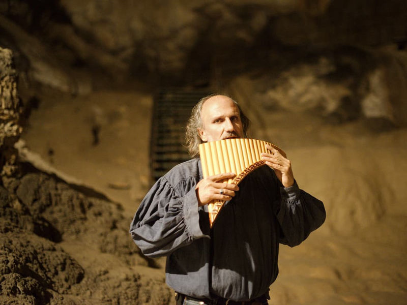 Le musicien Christian Koenig en concert dans la salle de la Cathédrale de la grotte de Lombrives (Ariège ; photographie : Philippe Contal, 2017)