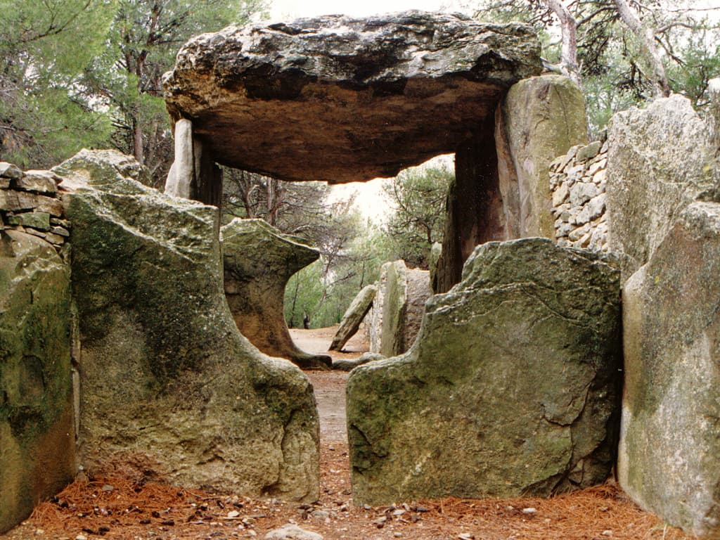 L'Allée couverte (Dolmen des Fées ou Fades) de Pépieux-Minervois (Aude, Pays cathare ; photographie : Philippe Contal, 1999)