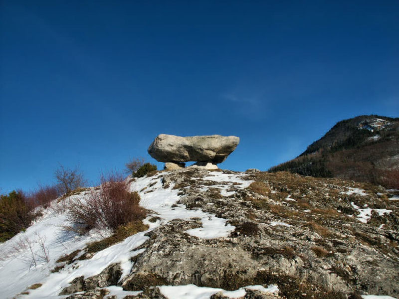 Le Dolmen de Sem (Ariège ; photographie : Philippe Contal, 2003)